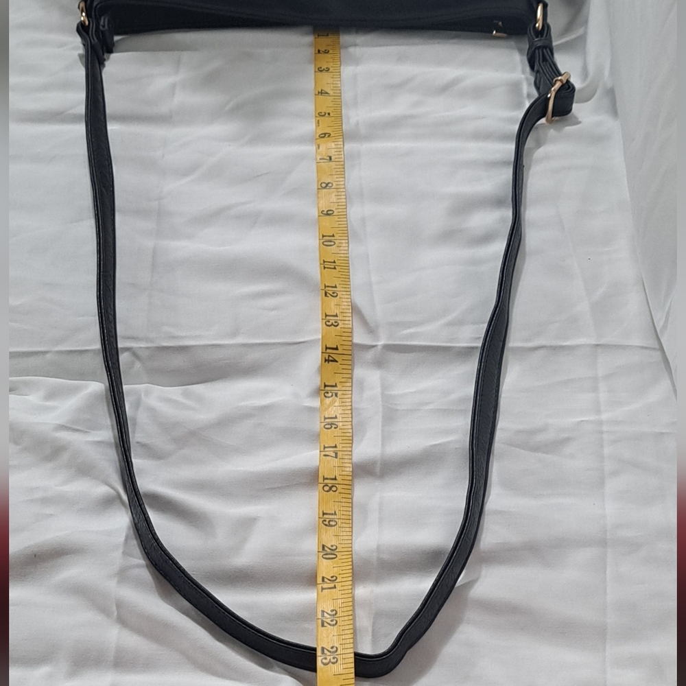 Black & White Strip PVC Leather Shoulder/Crossbody Bag EUC - Picture 13 of 15